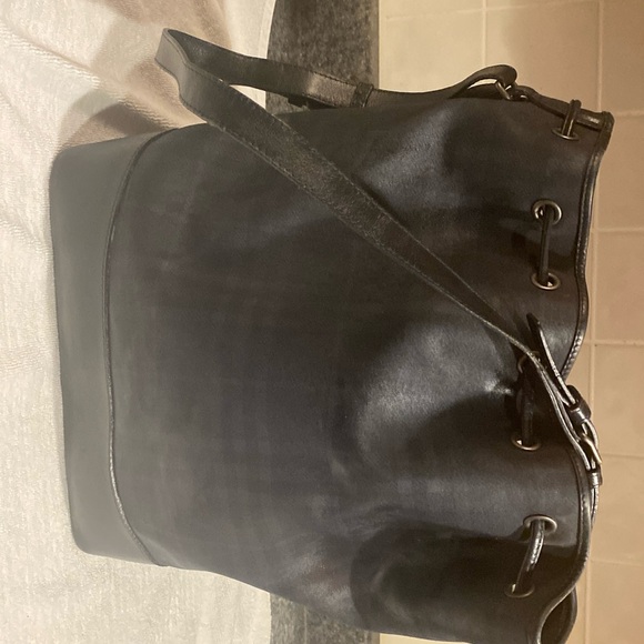 Burberry Bucket bag excellent condition. - Picture 4 of 10